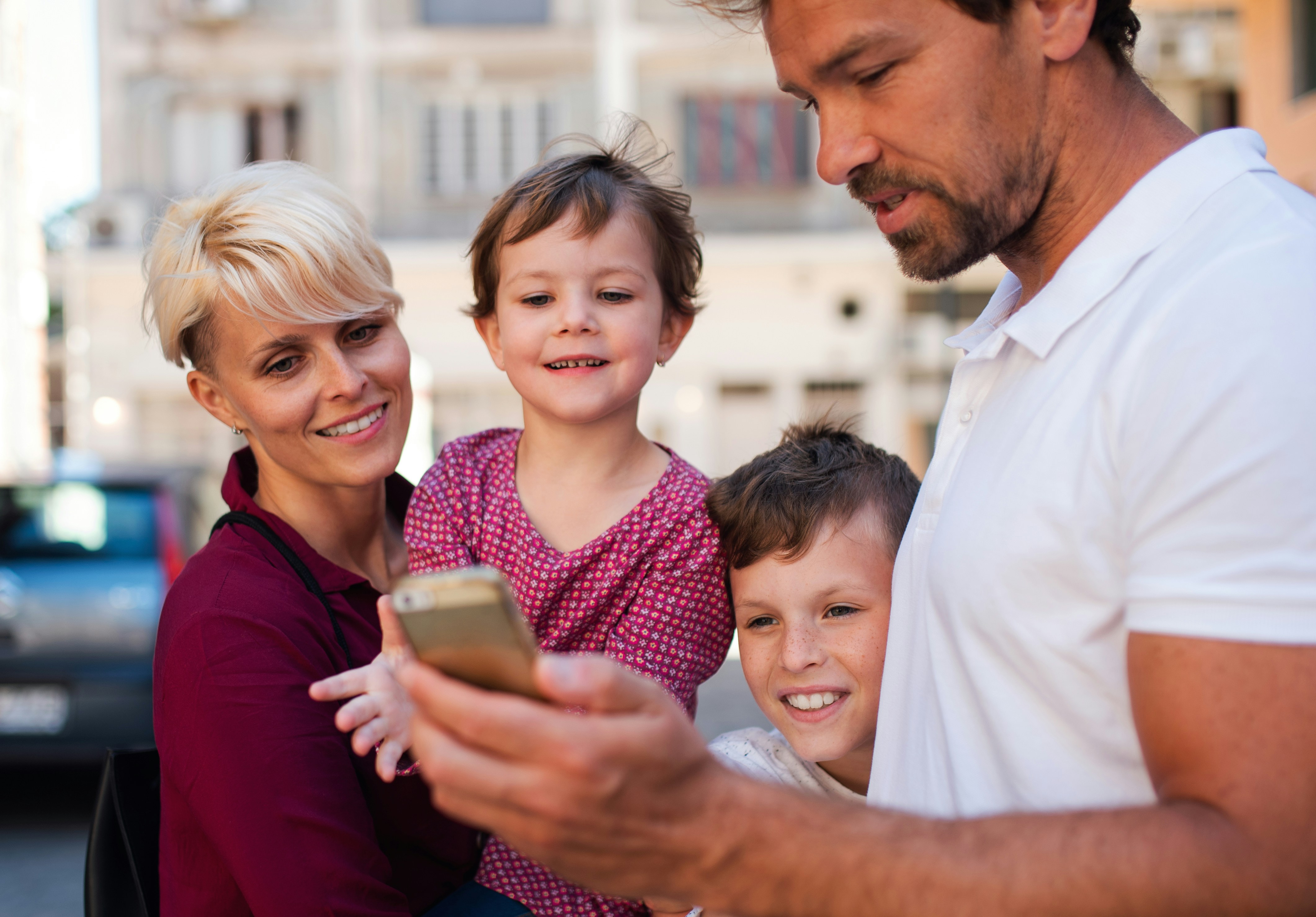 Familie nutzt während eines Stadtbesuchs eine digitale Touristik-App.