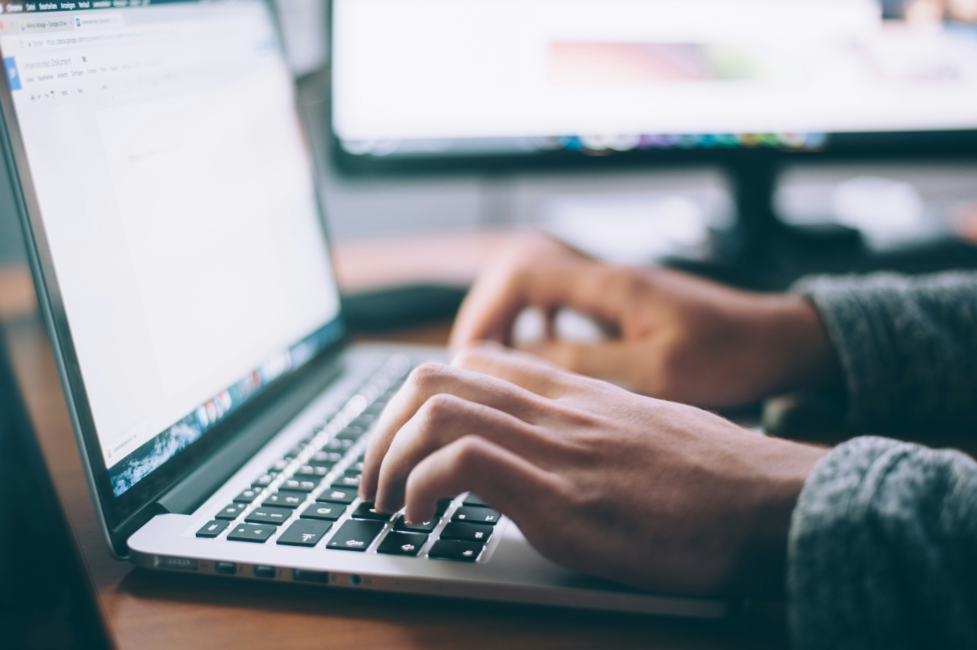 Arbeitsplatz mit Laptop und Web-App Oberfläche als Beispiel für browserbasierte Software.