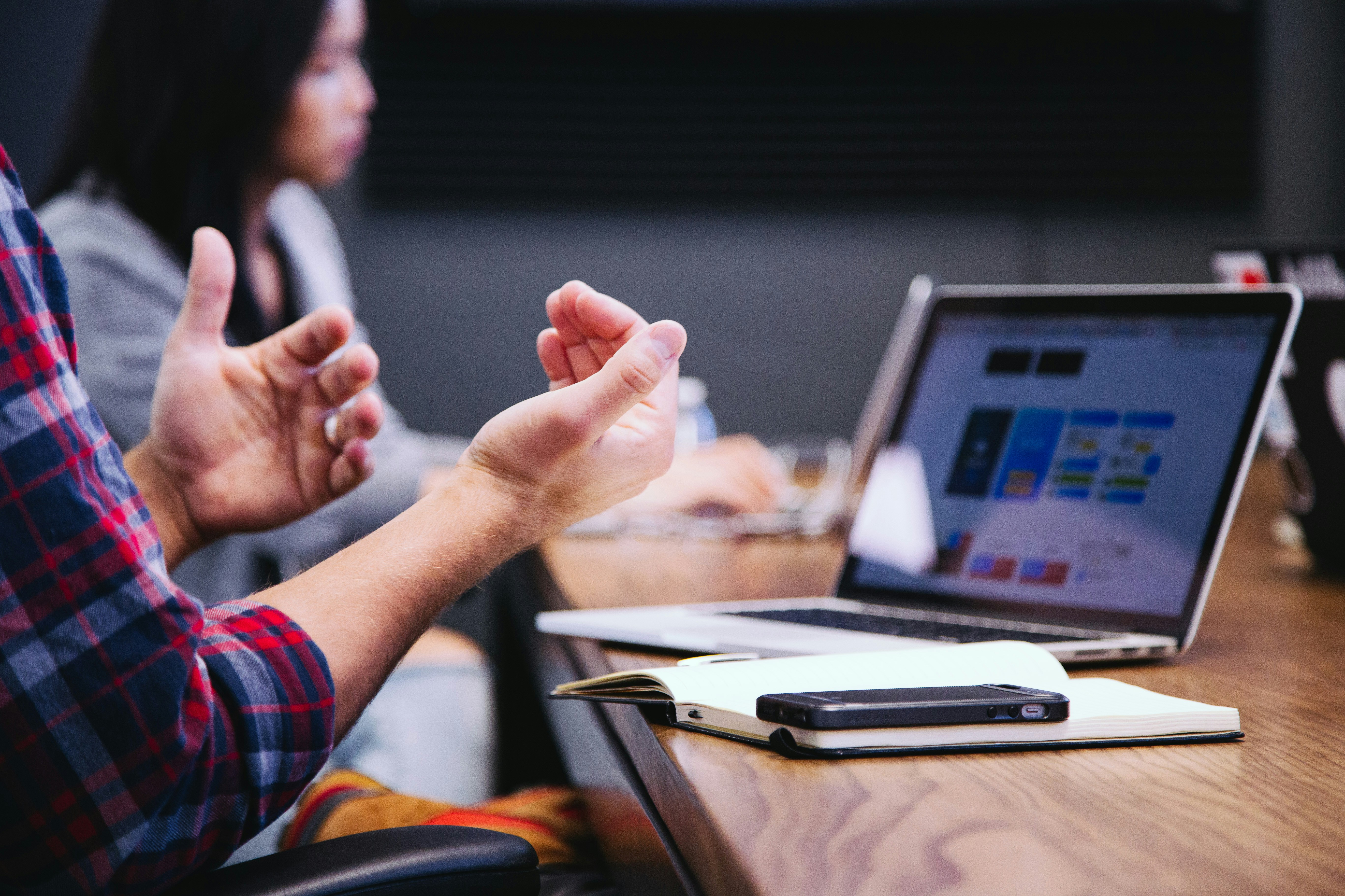 Laptop und Arbeitsmaterialien als Einstieg in das Glossar zu Software- und Kartenbegriffen.